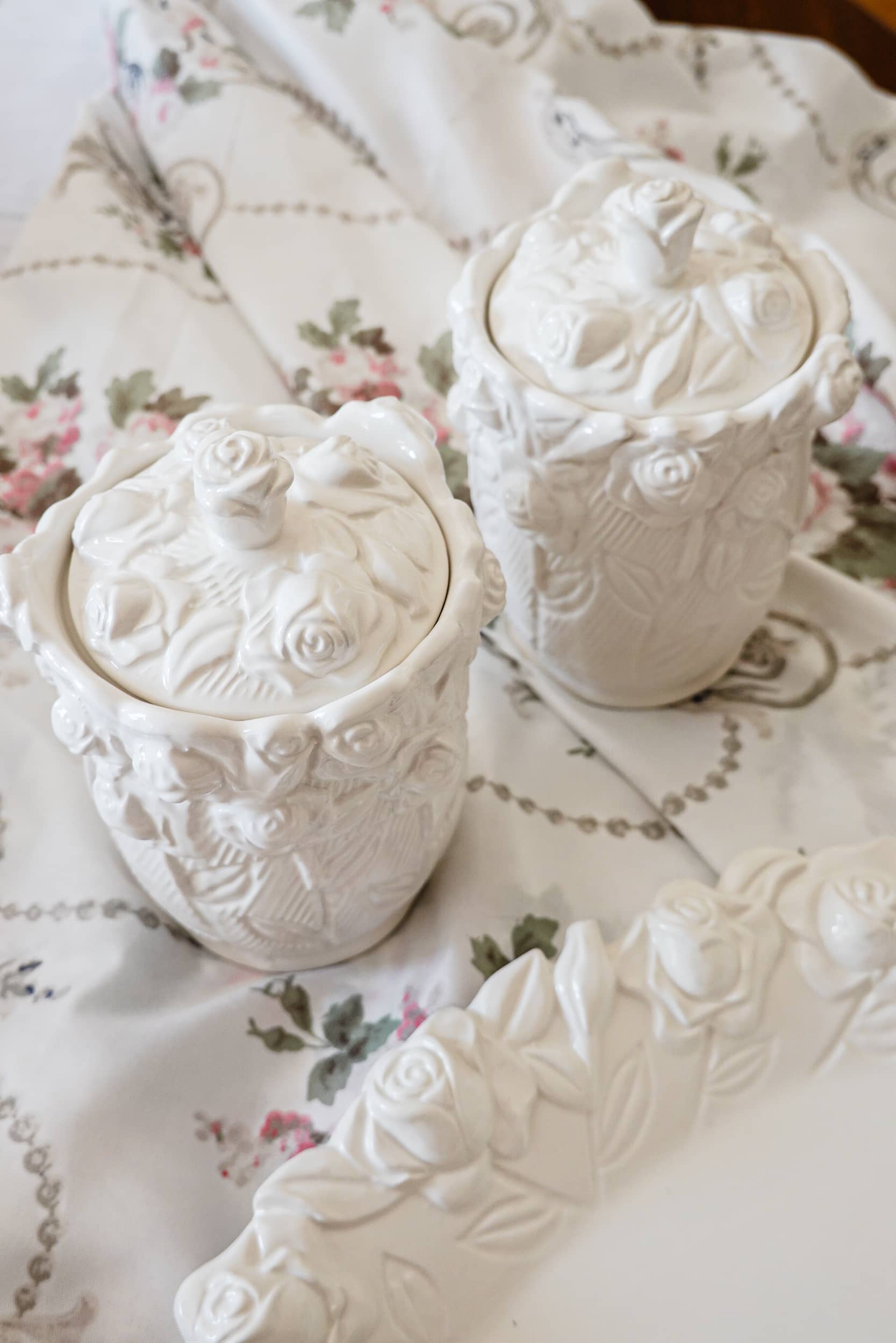 Pot Avec Couvercle Hermétique En Faïence 11x10x15 CM Collection Roses Blanches – Image 3