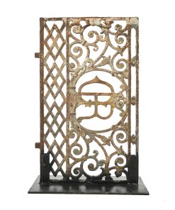 Alternative view of Morceau de balustrade en fonte sur son pied en fer